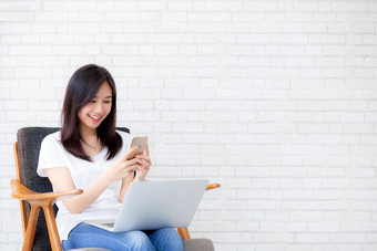 年轻的亚洲女人<strong>自由</strong>坐着工作智能手机移动PC电脑免费的时间女孩放松<strong>舒适</strong>的电话快乐安慰业务技术生活方式概念