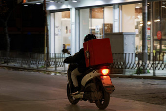 交付快递未打上烙印的摩托车超速行驶城市路晚上