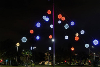 晚上视图色彩鲜艳的圣诞节球装饰城市广场
