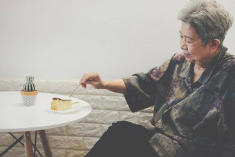 亚洲上了年纪的<strong>高级</strong>老女人吃芝士蛋糕<strong>餐厅</strong>成熟的退休生活方式