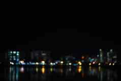 色彩斑斓的散景城市天际线河晚上时间