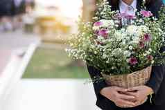 女人携带花束花