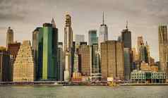 纽约城市曼哈顿天际线多云的一天11月