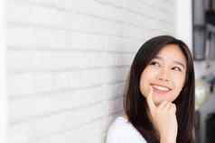 美丽的年轻的亚洲女人的想法规划灵感水泥混凝土背景女孩认为未来梦想表达式积极的女健康的生活方式概念