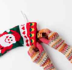 针织明亮彩色的圣诞节袜子礼物白色背景