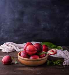 红色的成熟的桃子高丽油桃木板