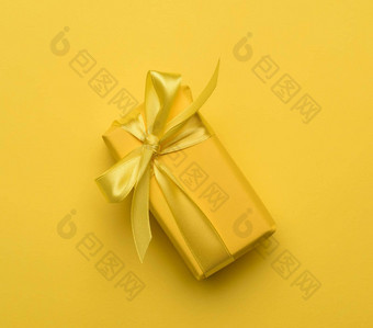 矩形盒子礼物包装黄色的纸系丝绸黄色的丝带