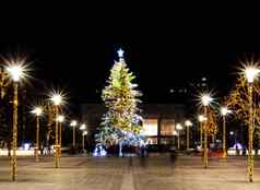 圣诞节树装饰灯包围柱子明星形状的灯泡