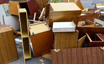 破碎的木家具浪费转储网站