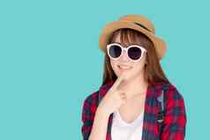 美丽的肖像年轻的亚洲女人穿太阳镜他背包微笑自信享受夏天假期孤立的蓝色的背景旅游模型女孩思考的想法规划旅行概念
