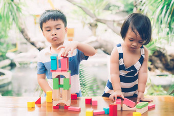 亚洲男孩格里尔玩木块玩具表格有<strong>创意</strong>的发展享受快乐孩子学习技能活动谜题创造力游戏桌子上首页<strong>教育</strong>概念