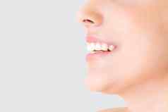美丽的特写镜头牙齿年轻的女人孤立的白色背景牙微笑新鲜的牙科美白健康的健康牙医卫生表达式快乐口嘴唇