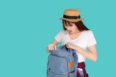 美丽的肖像年轻的亚洲女人穿他开放背包惊喜旅行夏天旅行假期假期孤立的蓝色的背景旅游女孩兴奋震惊了袋