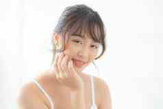 美丽的肖像亚洲女人化妆化妆品女孩手触摸脸颊微笑有吸引力的脸美完美的健康卧室皮肤护理医疗保健概念