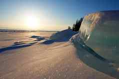 冬天景观湖贝加尔湖美丽的山雪天空