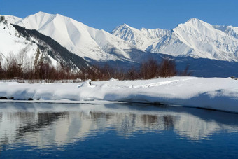冬天景观湖贝加尔湖美丽的山<strong>雪天</strong>空