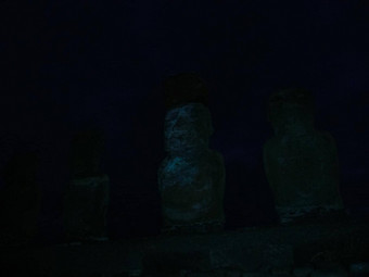 雕像复活节岛晚上古老的雕像古老的文明