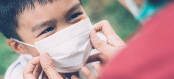 妈妈。护理儿子脸面具保护疾病流感科维德在户外妈妈穿医疗面具孩子安全保护爆发流感大流行医疗概念横幅网站
