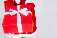 特写镜头手女人持有现在盒子圣诞节一天惊喜孤立的白色背景手臂女孩快乐给红色的礼物盒子包装纸白色丝带圣诞节假期生日