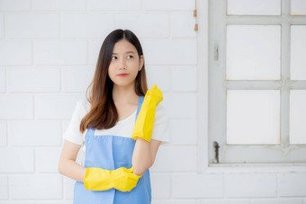 肖像年轻的亚洲女人管家橡胶手套围裙保护首页统一的女仆清洁洗女孩站工人积极的人生活方式概念
