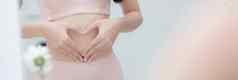 年轻的亚洲女人内衣镜子肚子数字苗条的饮食手心形状首页美身体女孩内衣形状适合重量损失横幅网站