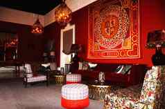 红色的室内天鹅绒古老的家具大玻璃灯