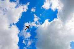 大灰色乘客飞机蓝色的多云的天空夏天