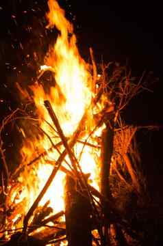 firecamp晚上时间热壁炉完整的木火燃烧特写镜头