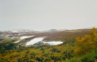 自然阿尔泰春天融化了雪山