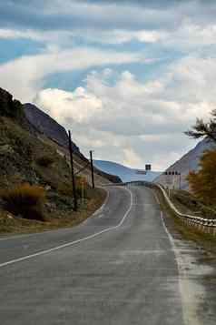 沥青路山山跟踪阿尔泰