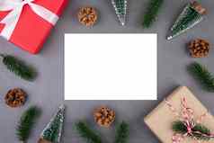 圣诞节假期作文礼物盒子装饰问候卡一年圣诞节周年纪念日礼物明信片水泥地板上背景前视图平躺复制空间
