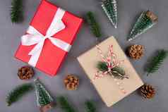 圣诞节假期作文红色的礼物盒子装饰水泥地板上背景一年圣诞节周年纪念日礼物混凝土季节前视图平躺复制空间