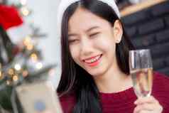 年轻的亚洲女人自拍视频调用在线朋友显示玻璃圣诞节一天电话首页社会距离正常的女视频会议沟通假期概念