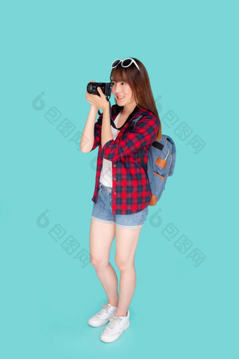 美丽的年轻的亚洲女人微笑记者<strong>摄影师</strong>穿时尚旅行夏天女孩持有<strong>相机</strong>爱好旅游旅行假期假期孤立的蓝色的背景
