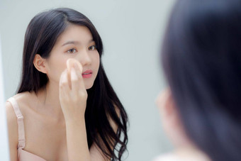 特写镜头手年轻的亚洲女人持<strong>有产</strong>品化妆品应用奶油Jar美丽的女孩手触摸乳液复兴美完美的治疗皮肤护理健康概念