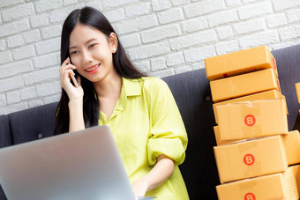 年轻的亚洲女人企业家会说话的客户移动PC电脑订单购买在线首页物流交付在线购物女卖方业务锻造