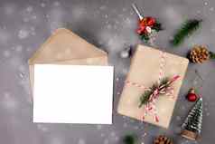 圣诞节假期作文礼物盒子装饰问候卡一年圣诞节周年纪念日礼物明信片水泥地板上背景前视图平躺复制空间
