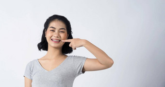 牙科牙套青少年亚洲女人穿牙套牙齿联系镜头