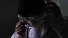 医生穿保护脸面具冠状病毒工作晚上病房