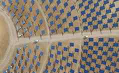 太阳能能源植物圆形数组收藏家清洁能源现代技术概念数字渲染前视图