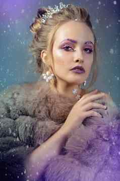 冬天女孩皮毛外套紫色的背景豪华的模型美丽的化妆年轻的时尚女人