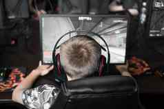 波兰华沙6月回来视图年轻的玩家耳机玩视频游戏电脑俱乐部