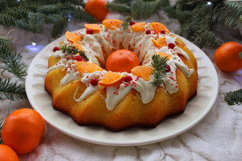 轮形状的一块圣诞节蛋糕装饰片橘子冷杉分支机构