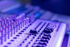 声音记录工作室混合机桌子上专业音乐生产