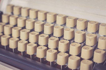 成形古董打字机木桌子上