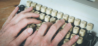 男人。打字古董打字机