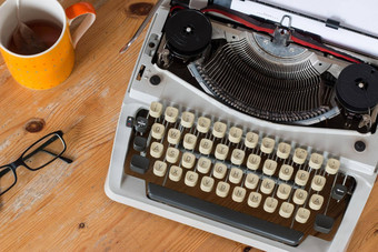 成形古董打字机木桌子上