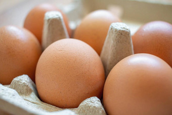 特写镜头棕色（的）鸡蛋<strong>纸盒子</strong>完整的<strong>盒子</strong>鸡蛋买超市把木地板上