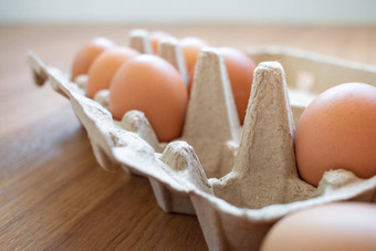 特写镜头棕色（的）鸡蛋<strong>纸盒</strong>子完整的<strong>盒子</strong>鸡蛋买超市把木地板上