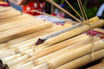 街食物市场亚洲男人。销售大米竹子茎